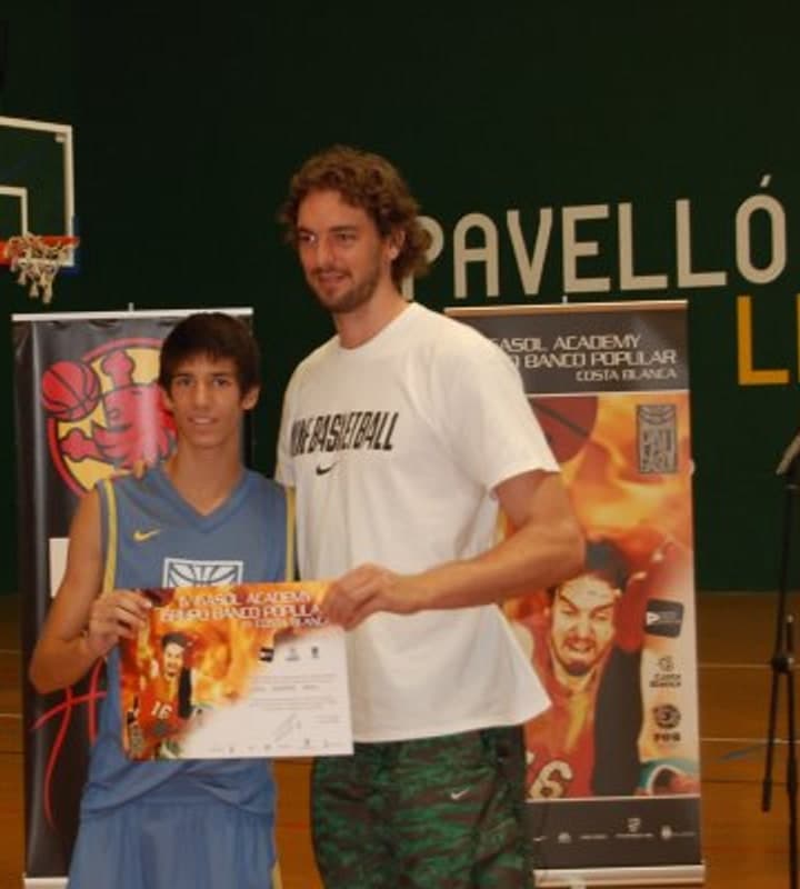 Carlos de joven junto a Pau Gasol recibiendo un premio de baloncesto